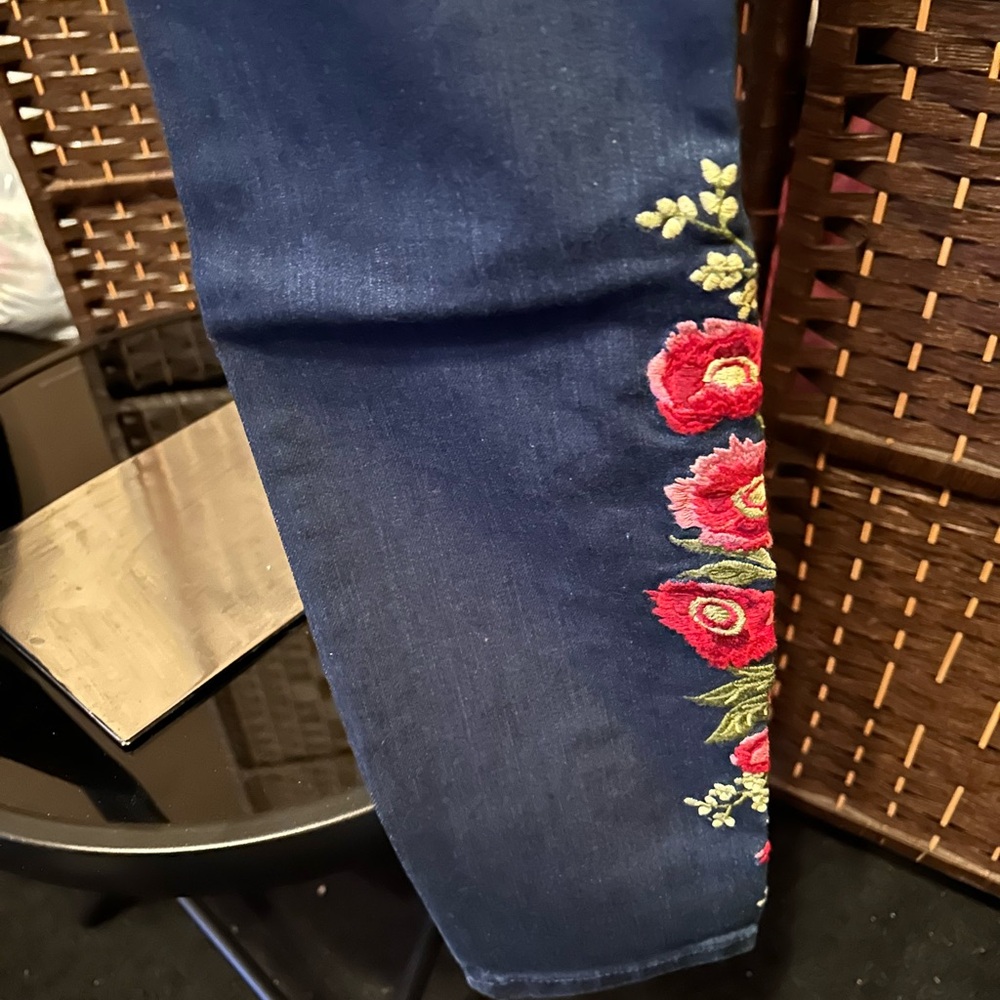 Martha Stewart Embroidered 5-Pocket Ankle Jeans, size 0 - Picture 6 of 7